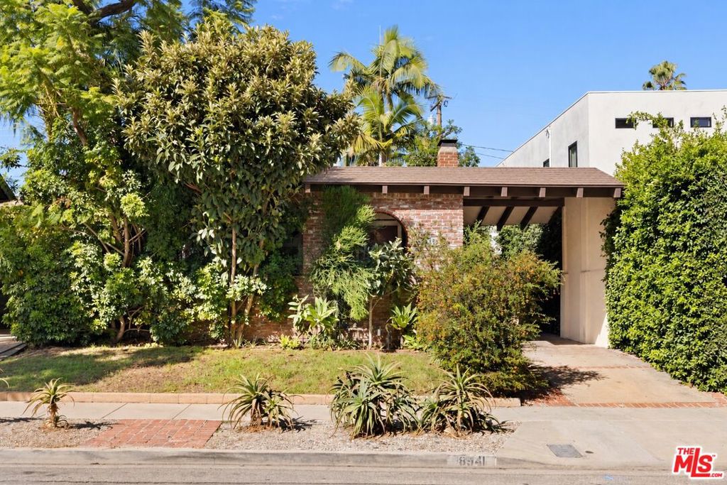 8941 Rosewood Avenue, Los Angeles, CA 90048