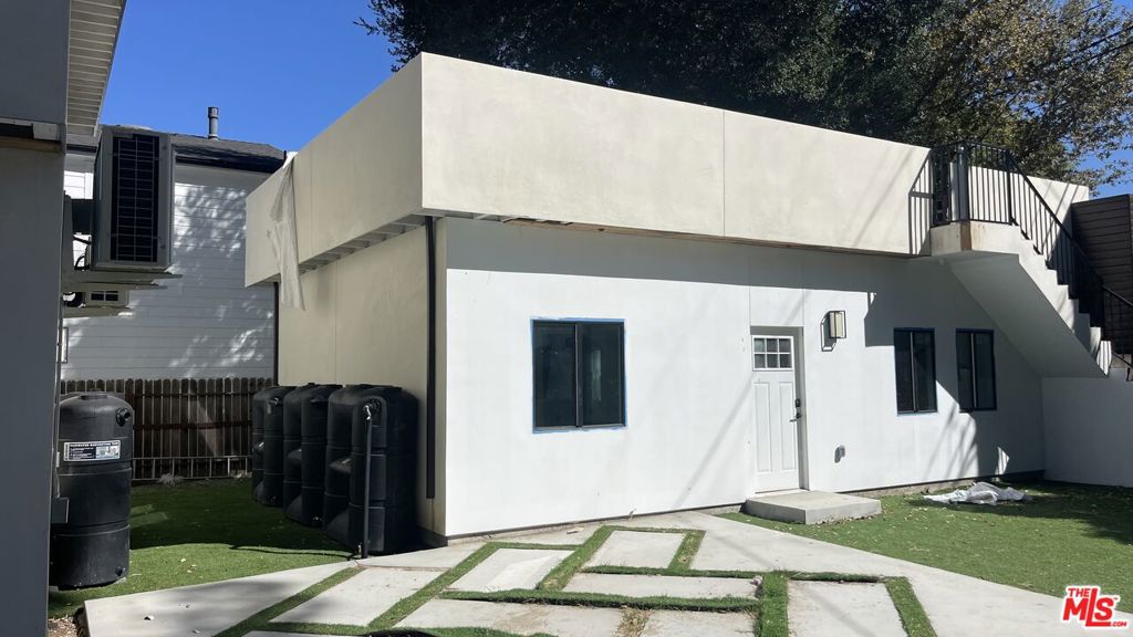 22960 Ostronic Drive, Los Angeles, CA 91367