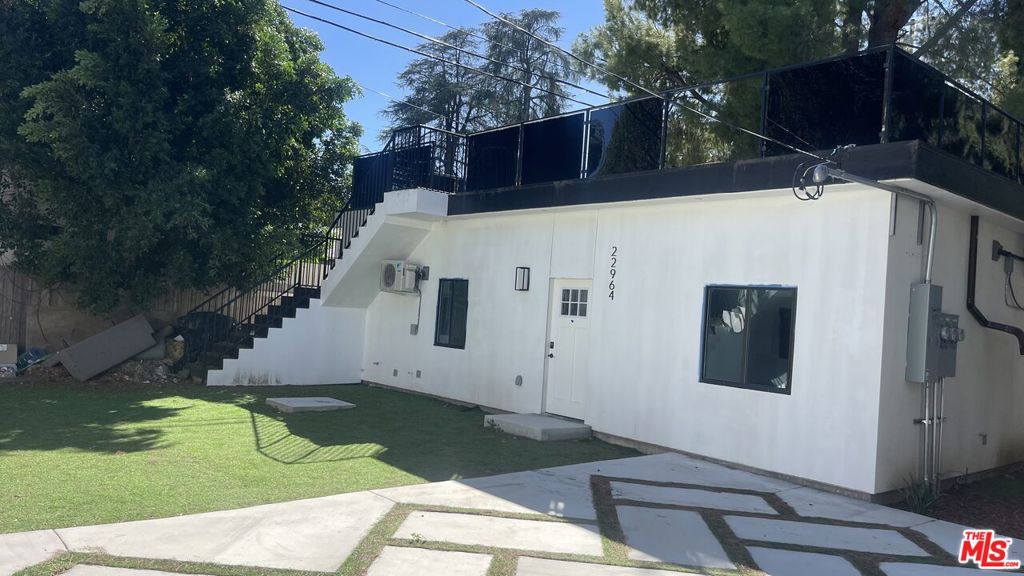 22960 Ostronic Drive, Los Angeles, CA 91367