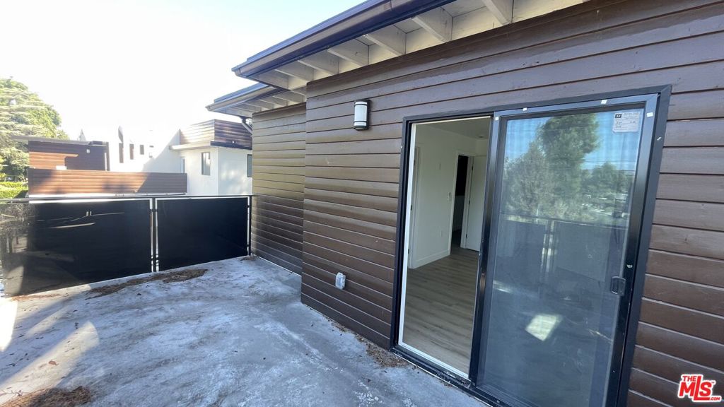 22960 Ostronic Drive, Los Angeles, CA 91367