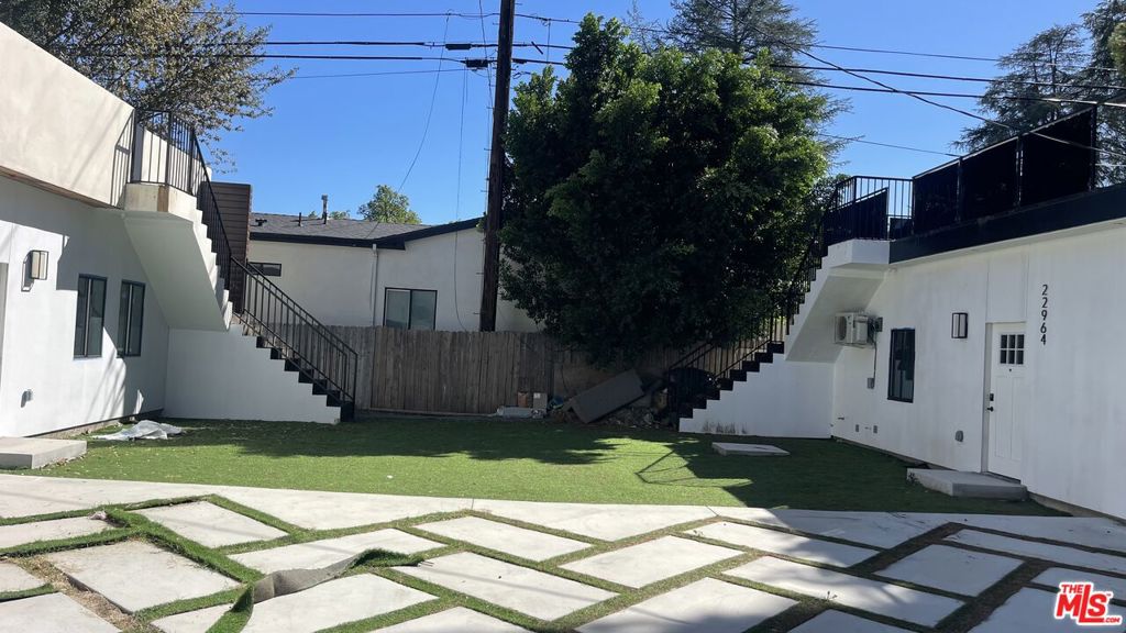 22960 Ostronic Drive, Los Angeles, CA 91367
