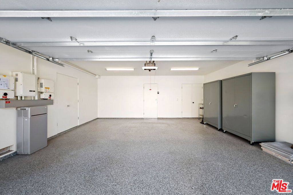 Garage w Solar control & batte