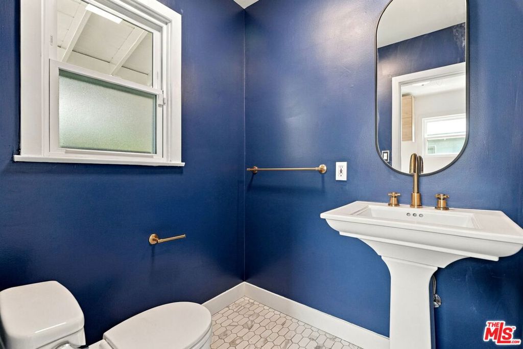 6107 Longridge Avenue, Van Nuys, CA 91401