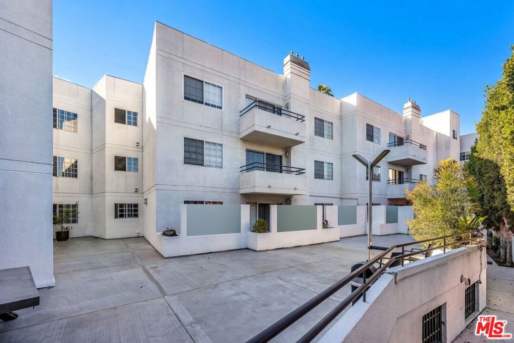 3144 S Canfield Avenue, Los Angeles, CA 90034 3144 S Canfield Avenue, Los Angeles, CA 90034