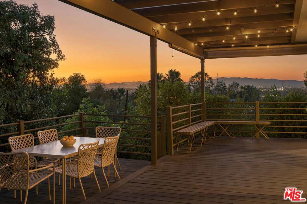 11526 Laurelcrest Drive, Studio City, CA 91604