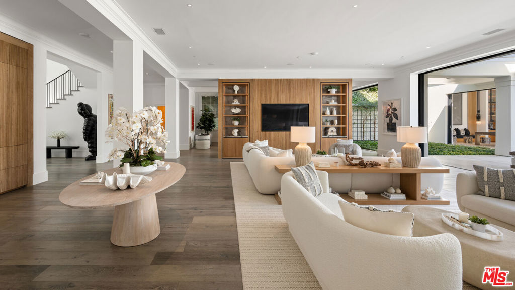807 Cinthia Street, Beverly Hills, CA 90210