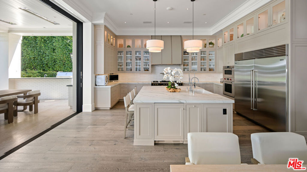 807 Cinthia Street, Beverly Hills, CA 90210