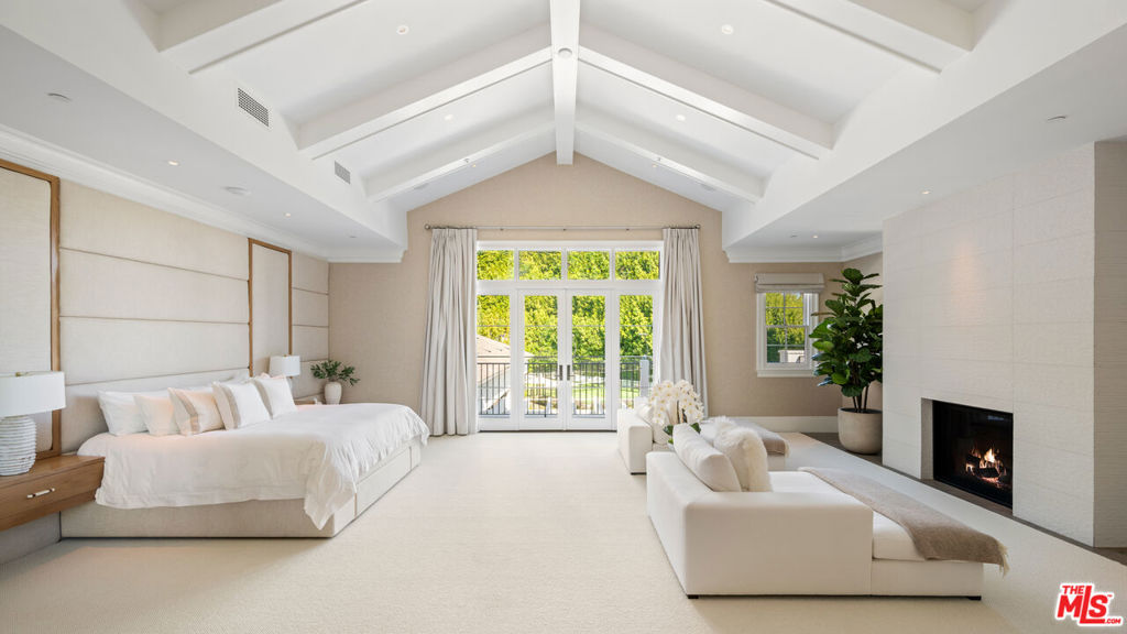 807 Cinthia Street, Beverly Hills, CA 90210