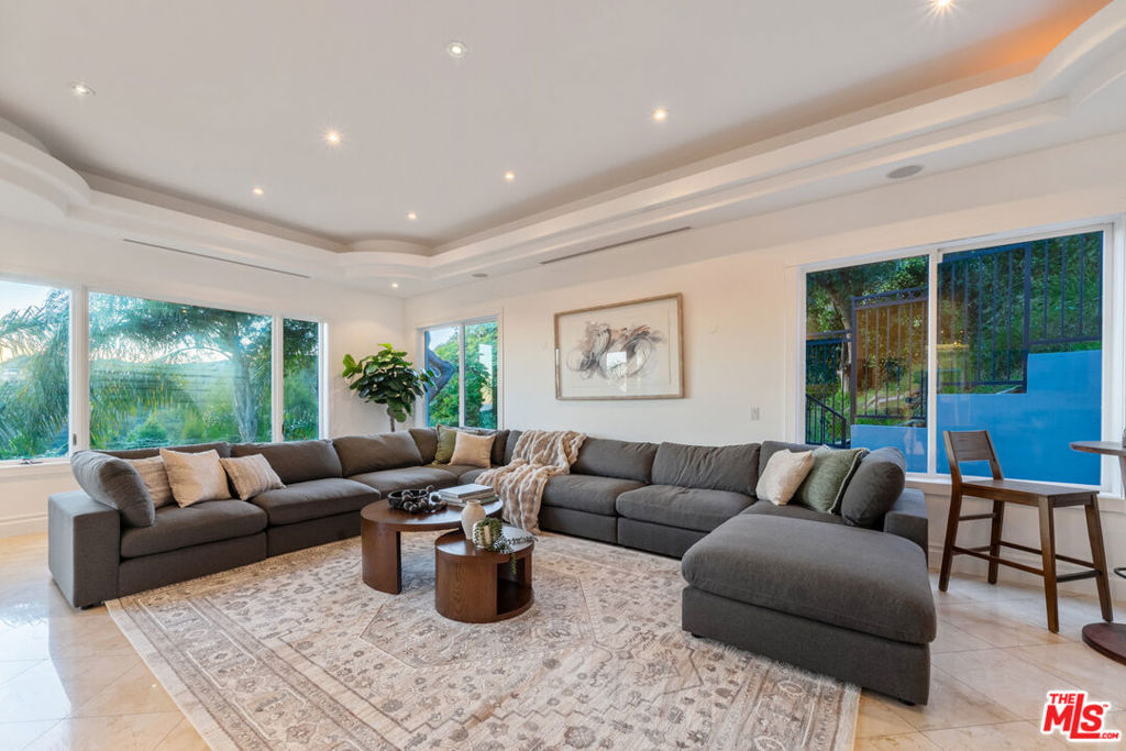 1425 N Tigertail Road, Los Angeles, CA 90049