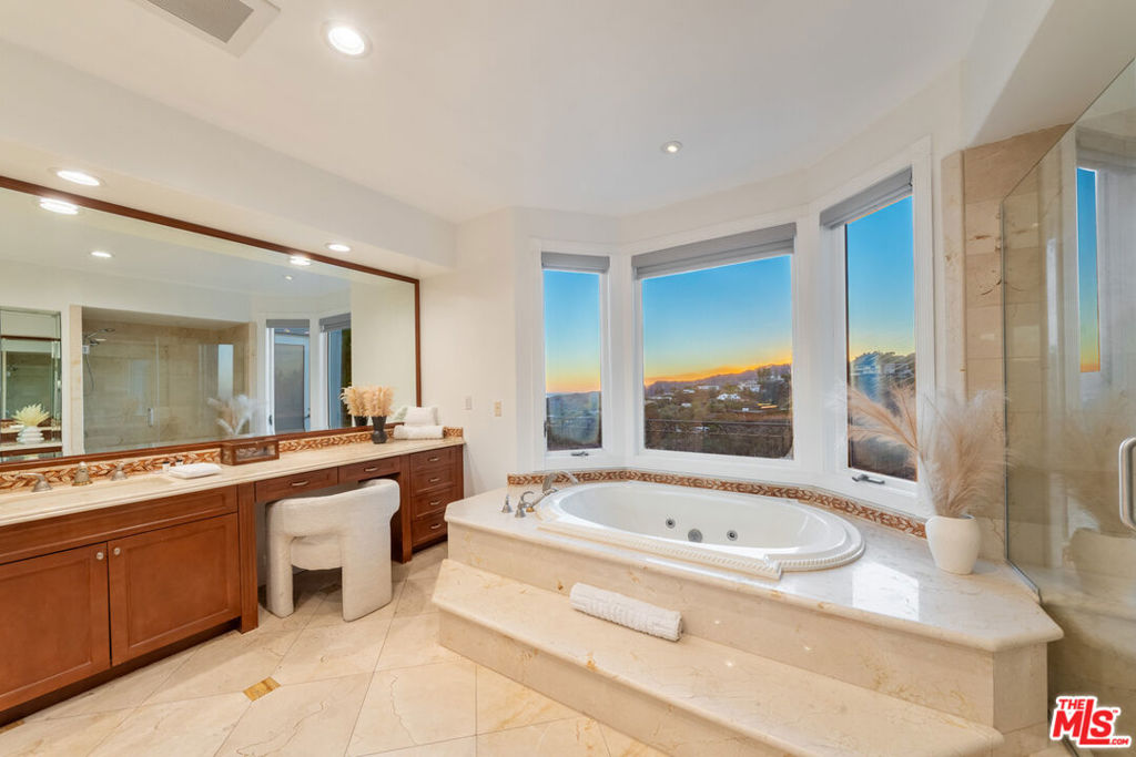 1425 N Tigertail Road, Los Angeles, CA 90049