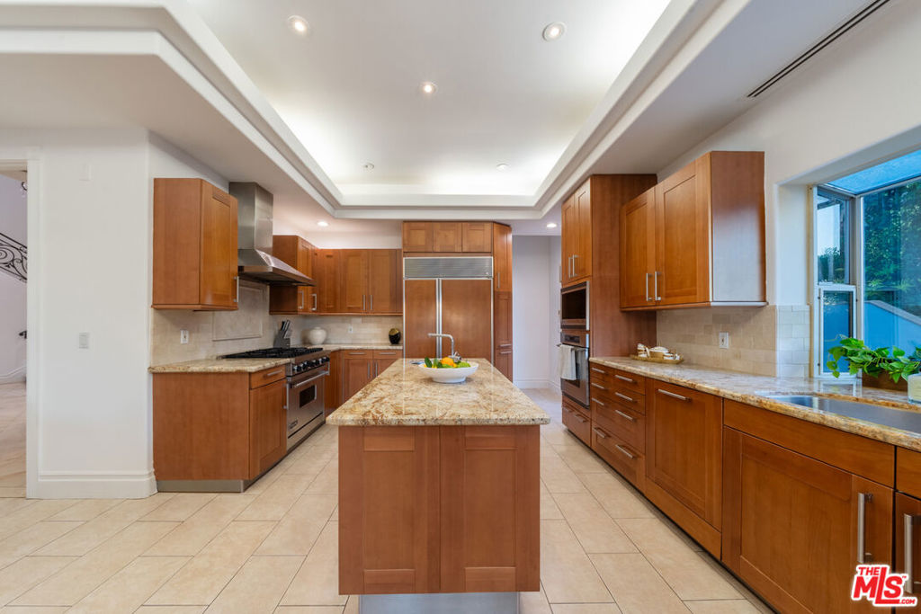 1425 N Tigertail Road, Los Angeles, CA 90049