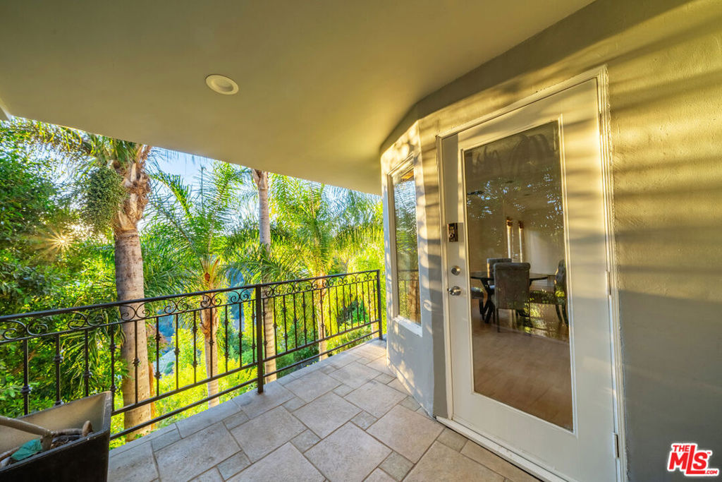 1425 N Tigertail Road, Los Angeles, CA 90049