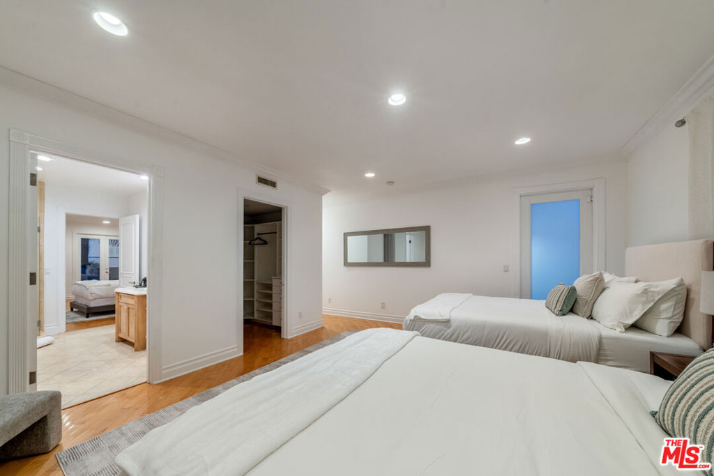 1425 N Tigertail Road, Los Angeles, CA 90049