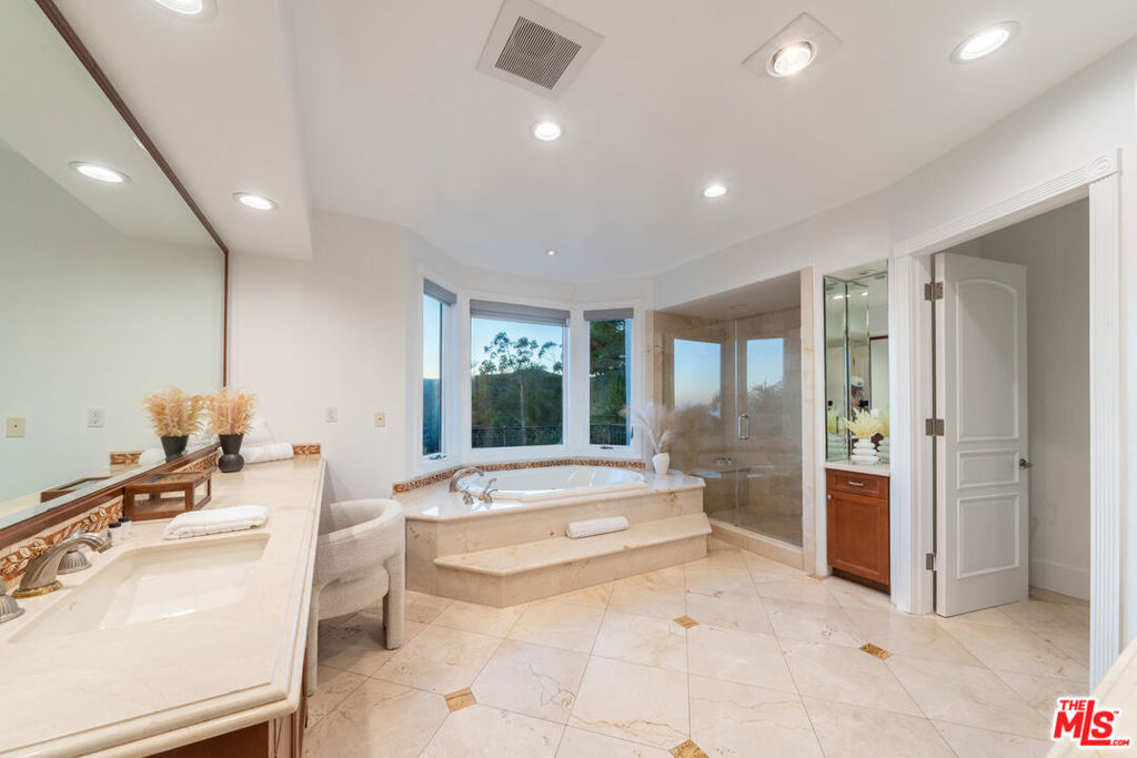 1425 N Tigertail Road, Los Angeles, CA 90049
