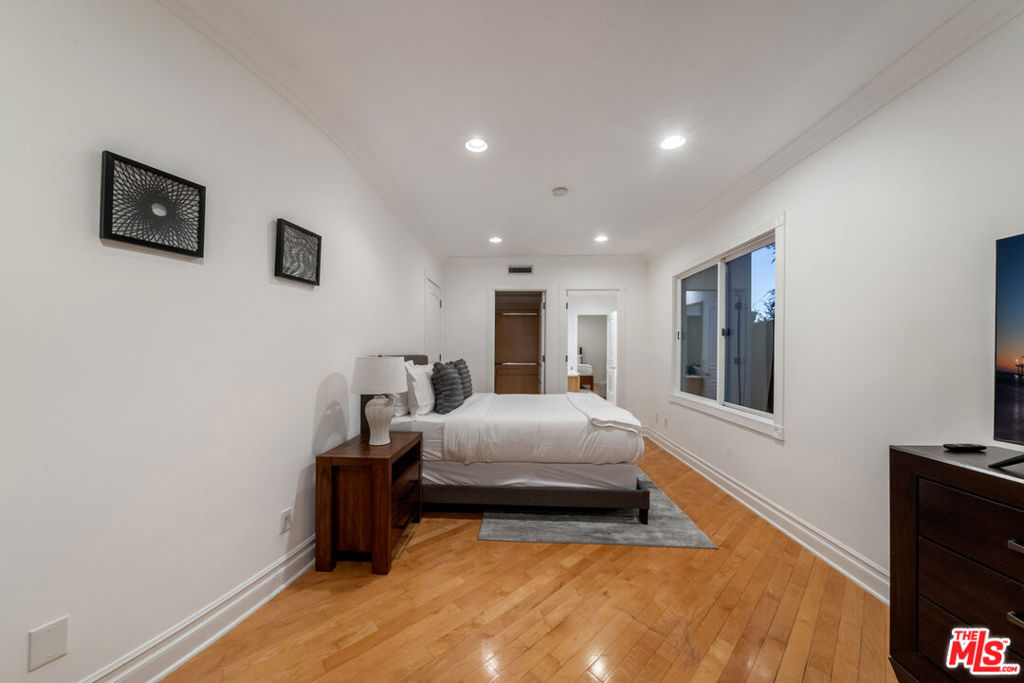 1425 N Tigertail Road, Los Angeles, CA 90049