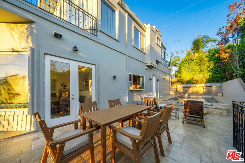 1425 N Tigertail Road, Los Angeles, CA 90049