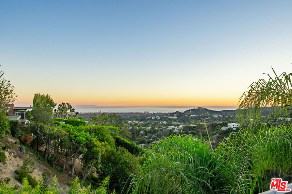 1425 N Tigertail Road, Los Angeles, CA 90049