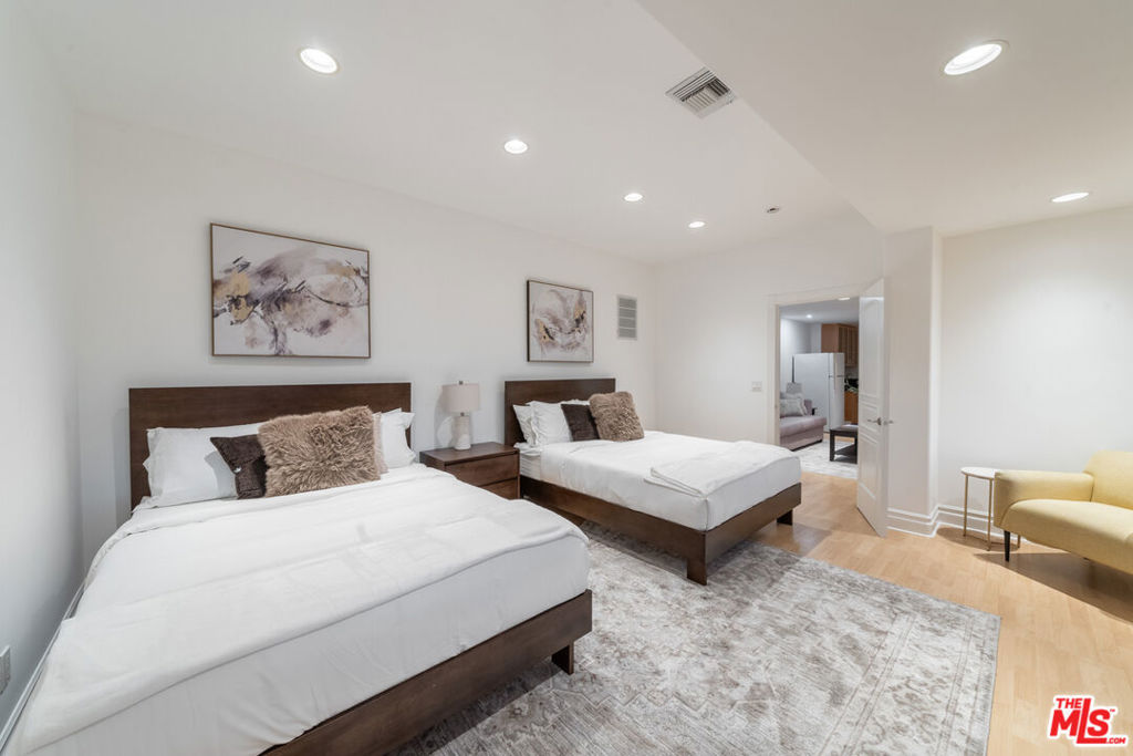 1425 N Tigertail Road, Los Angeles, CA 90049