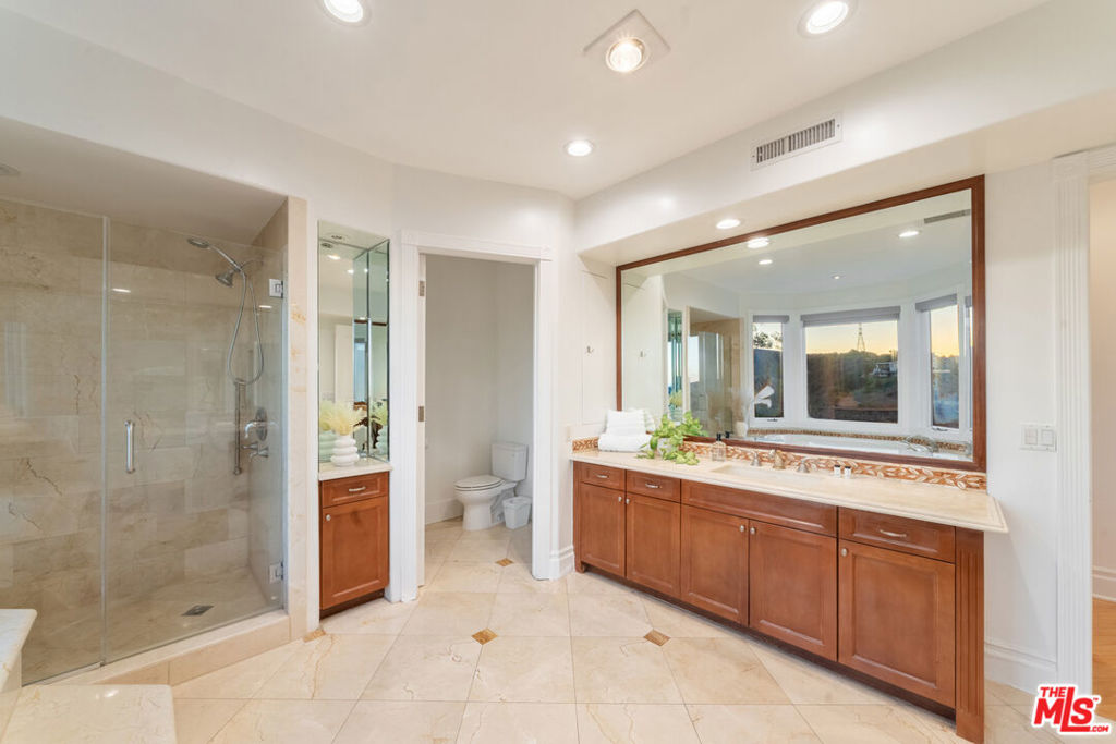 1425 N Tigertail Road, Los Angeles, CA 90049