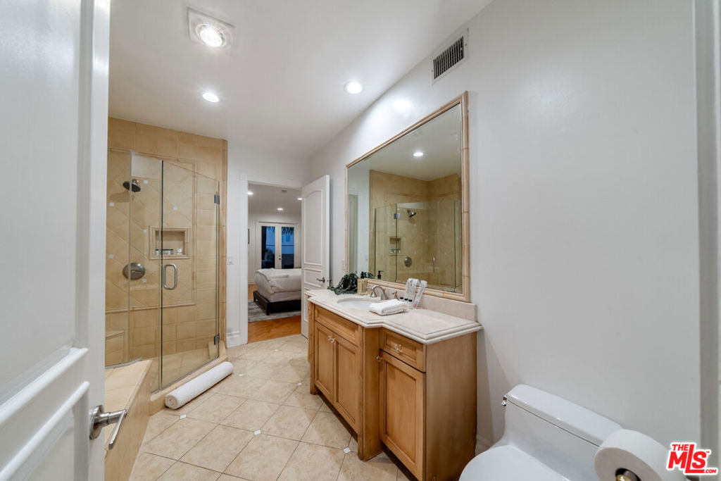 1425 N Tigertail Road, Los Angeles, CA 90049