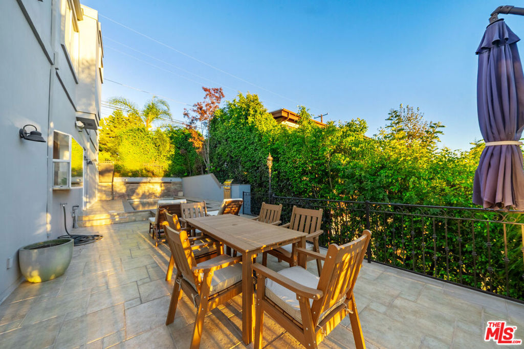 1425 N Tigertail Road, Los Angeles, CA 90049