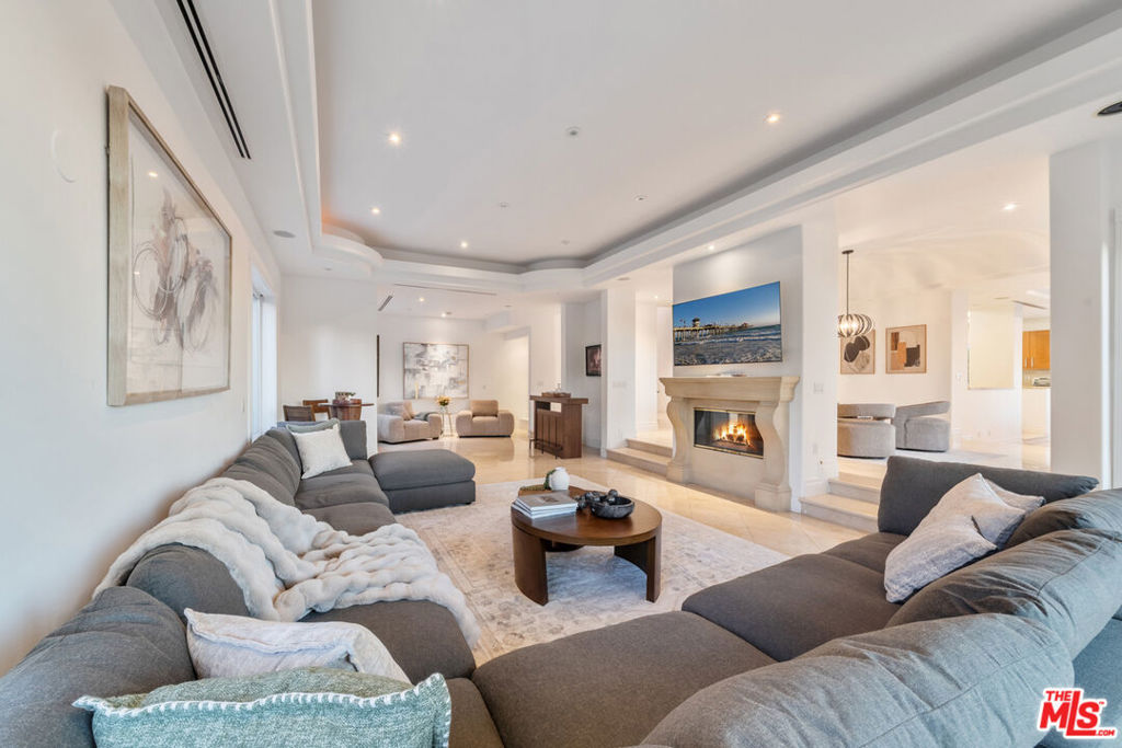 1425 N Tigertail Road, Los Angeles, CA 90049