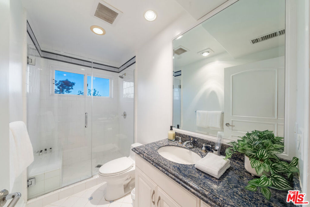 1425 N Tigertail Road, Los Angeles, CA 90049