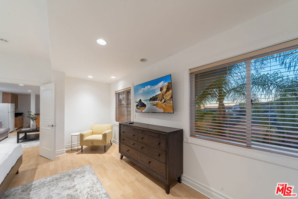 1425 N Tigertail Road, Los Angeles, CA 90049