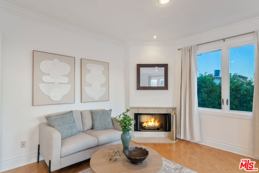 1425 N Tigertail Road, Los Angeles, CA 90049