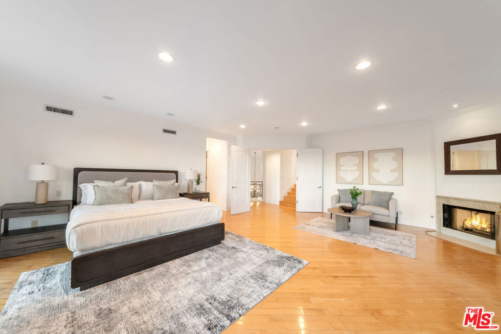 1425 N Tigertail Road, Los Angeles, CA 90049