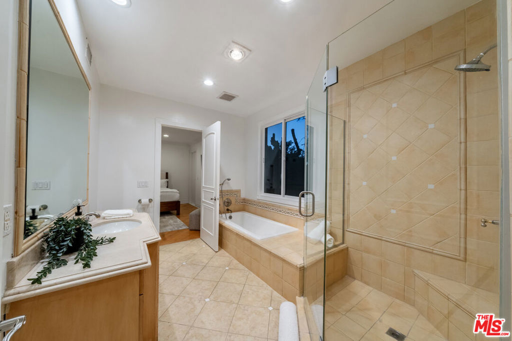 1425 N Tigertail Road, Los Angeles, CA 90049