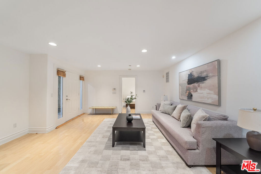 1425 N Tigertail Road, Los Angeles, CA 90049