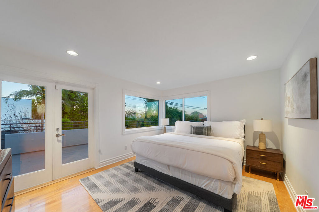 1425 N Tigertail Road, Los Angeles, CA 90049