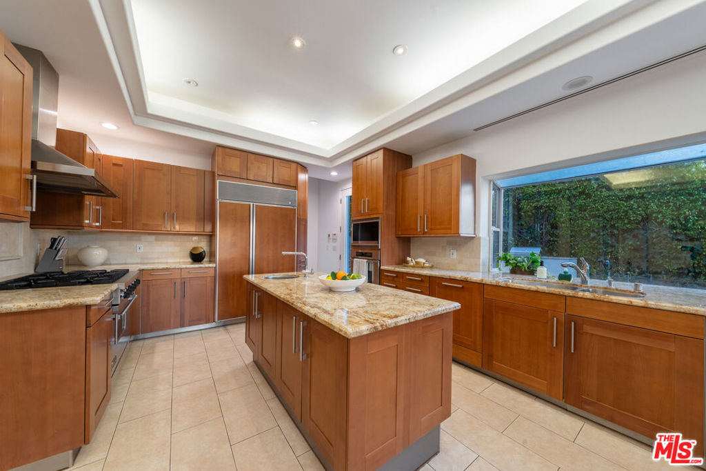 1425 N Tigertail Road, Los Angeles, CA 90049