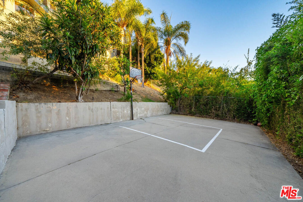 1425 N Tigertail Road, Los Angeles, CA 90049