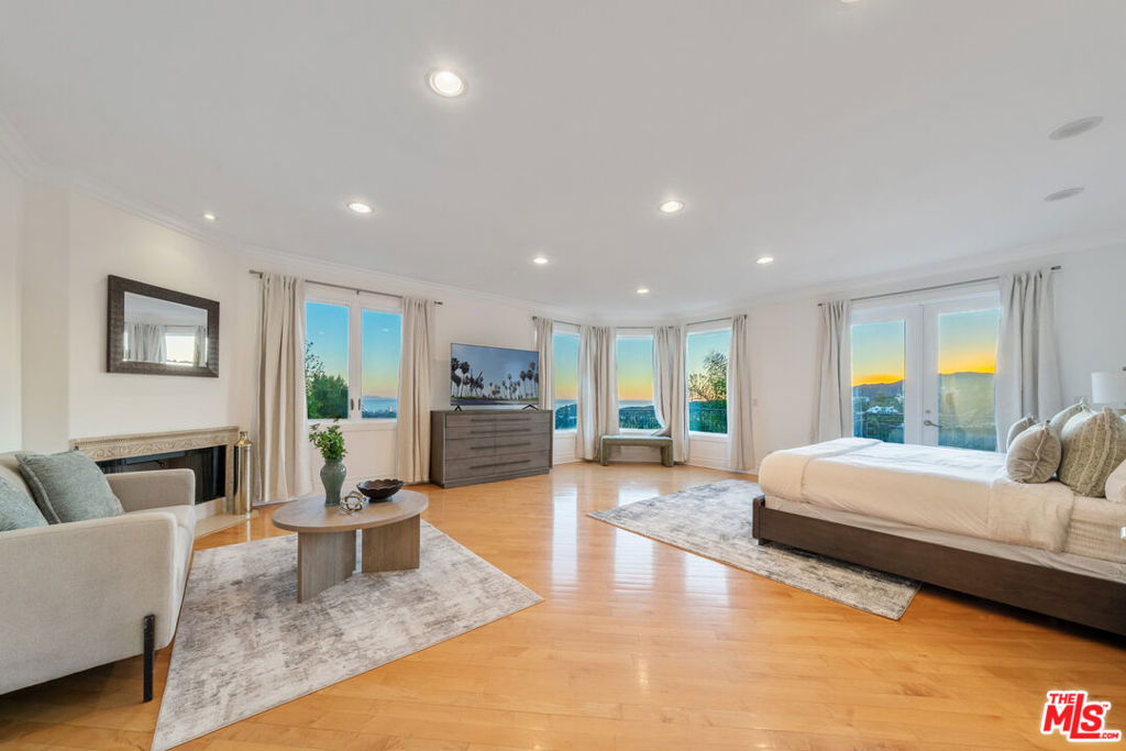 1425 N Tigertail Road, Los Angeles, CA 90049