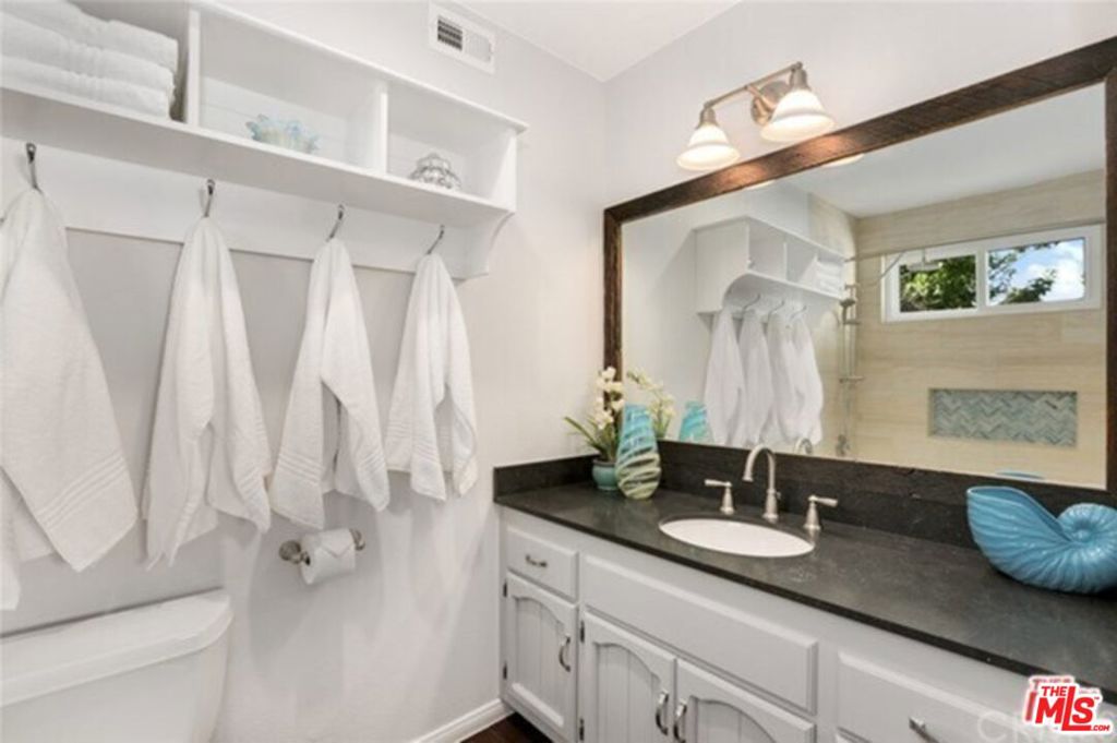 710 N GUADALUPE Avenue, #6, Redondo Beach, CA 90277 710 N GUADALUPE Avenue, #6, Redondo Beach, CA 90277