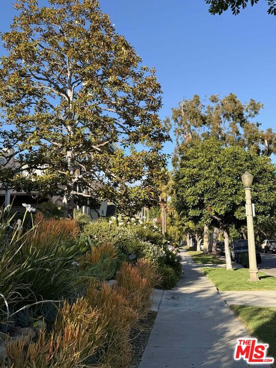 1962 N Kenmore Avenue, Los Angeles, CA 90027