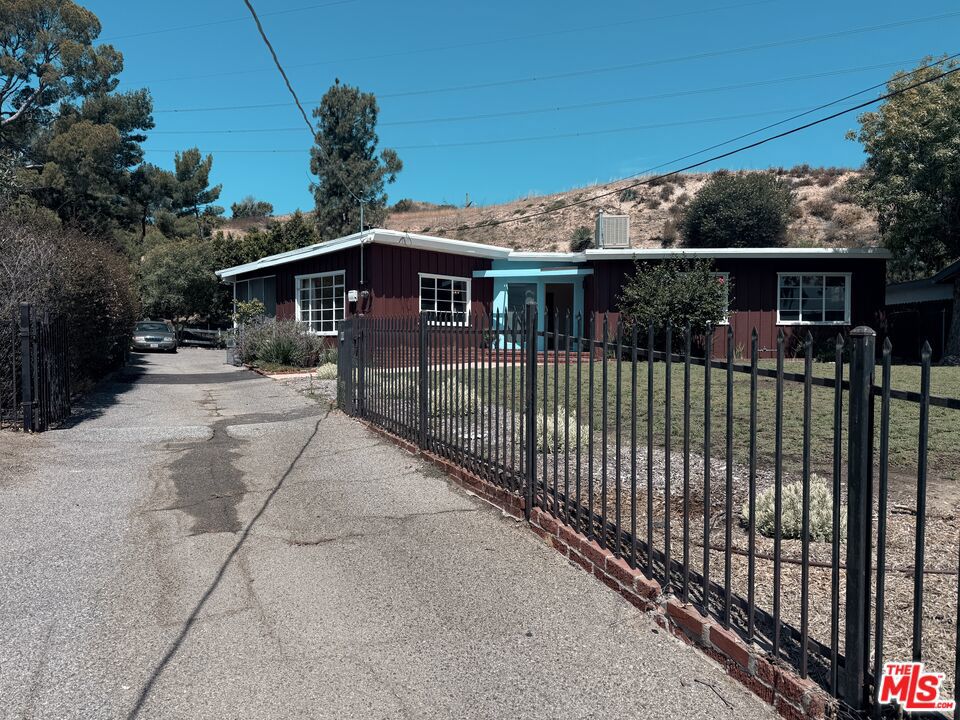 10517 Vail Drive, Sunland, CA 91040 10517 Vail Drive, Sunland, CA 91040