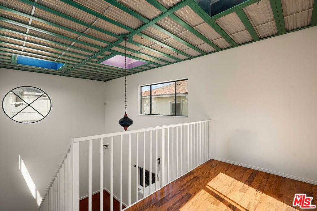 2111 Oak Street, Santa Monica, CA 90405
