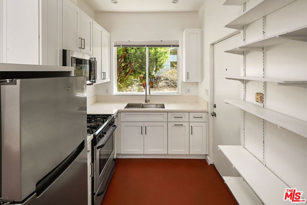 2111 Oak Street, Santa Monica, CA 90405
