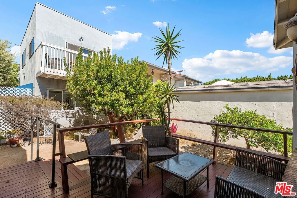 2111 Oak Street, Santa Monica, CA 90405