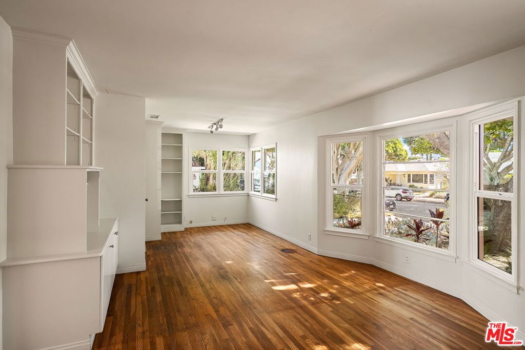 2111 Oak Street, Santa Monica, CA 90405