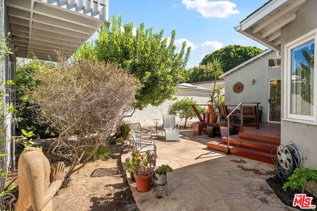 2111 Oak Street, Santa Monica, CA 90405