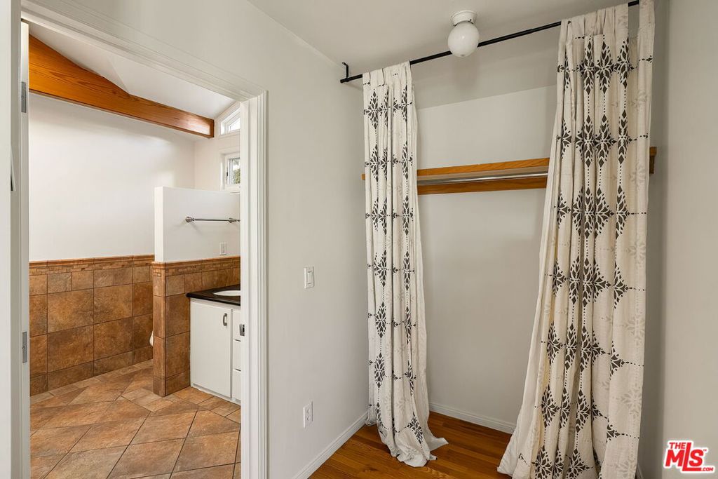 2111 Oak Street, Santa Monica, CA 90405