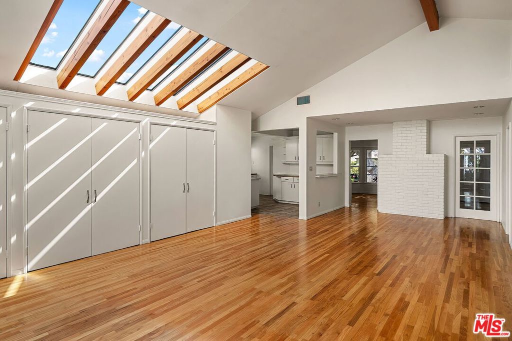 2111 Oak Street, Santa Monica, CA 90405