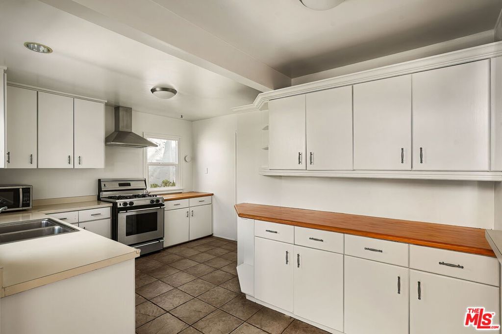 2111 Oak Street, Santa Monica, CA 90405