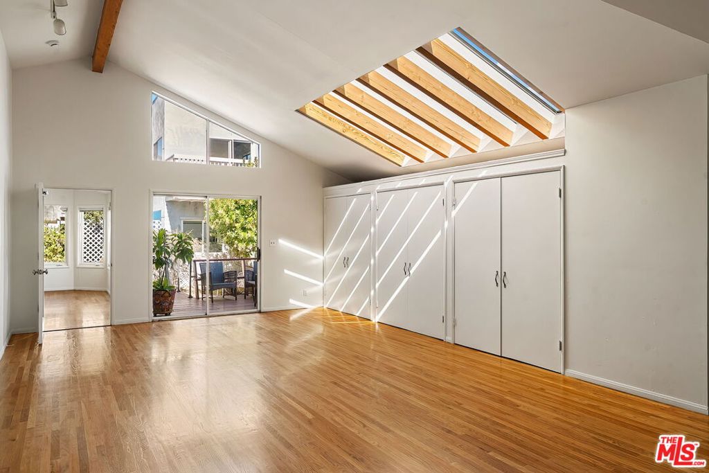 2111 Oak Street, Santa Monica, CA 90405