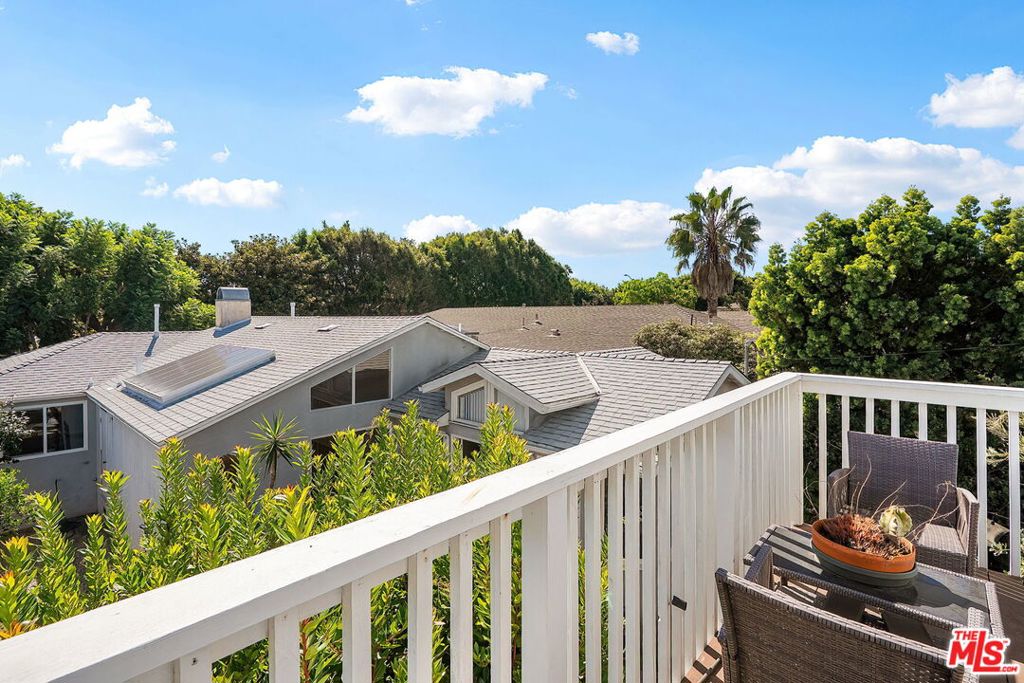 2111 Oak Street, Santa Monica, CA 90405