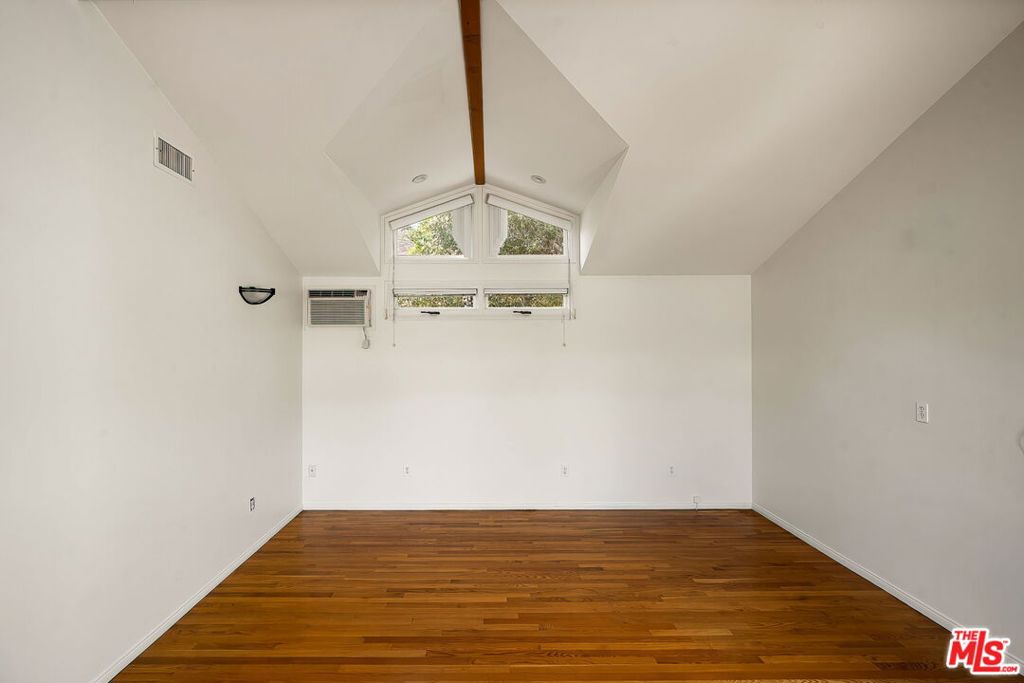 2111 Oak Street, Santa Monica, CA 90405